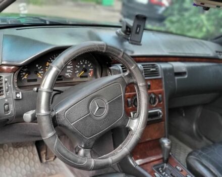 Зелений Мерседес 230, об'ємом двигуна 2.3 л та пробігом 500 тис. км за 2200 $, фото 7 на Automoto.ua