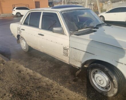 Белый Мерседес 240, объемом двигателя 2 л и пробегом 2 тыс. км за 650 $, фото 1 на Automoto.ua