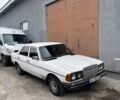 Белый Мерседес 240, объемом двигателя 2.4 л и пробегом 500 тыс. км за 1500 $, фото 1 на Automoto.ua