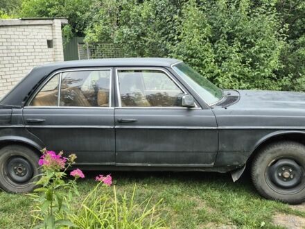 Черный Мерседес 240, объемом двигателя 3 л и пробегом 300 тыс. км за 1300 $, фото 1 на Automoto.ua