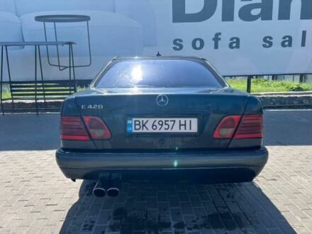 Черный Мерседес 240, объемом двигателя 2.4 л и пробегом 300 тыс. км за 2500 $, фото 1 на Automoto.ua