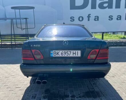 Черный Мерседес 240, объемом двигателя 2.4 л и пробегом 300 тыс. км за 2500 $, фото 1 на Automoto.ua