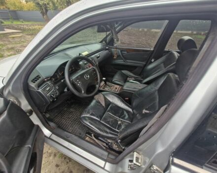 Серый Мерседес 240, объемом двигателя 2.4 л и пробегом 321 тыс. км за 1999 $, фото 4 на Automoto.ua