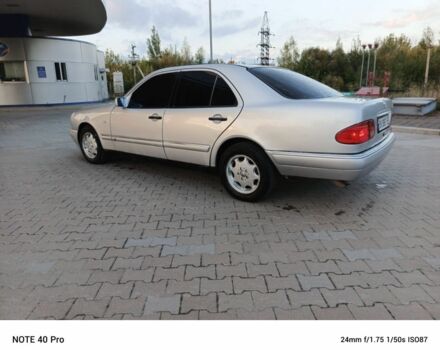 Сірий Мерседес 240, об'ємом двигуна 2.4 л та пробігом 120 тис. км за 3600 $, фото 6 на Automoto.ua