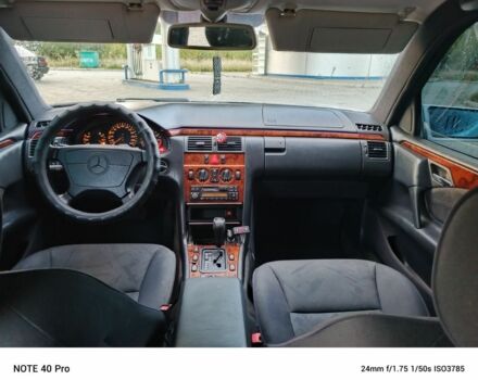 Сірий Мерседес 240, об'ємом двигуна 2.4 л та пробігом 120 тис. км за 3600 $, фото 3 на Automoto.ua