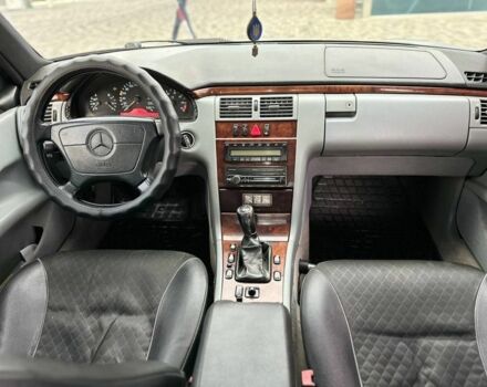 Сірий Мерседес 240, об'ємом двигуна 3.2 л та пробігом 300 тис. км за 2700 $, фото 4 на Automoto.ua