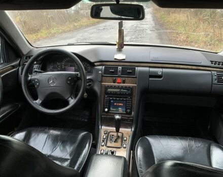 Сірий Мерседес 240, об'ємом двигуна 2.4 л та пробігом 400 тис. км за 2400 $, фото 9 на Automoto.ua