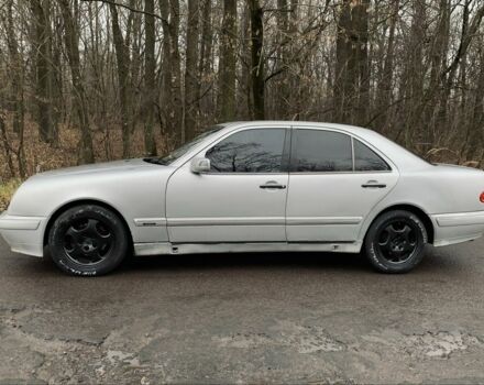 Сірий Мерседес 240, об'ємом двигуна 2.4 л та пробігом 400 тис. км за 2400 $, фото 3 на Automoto.ua