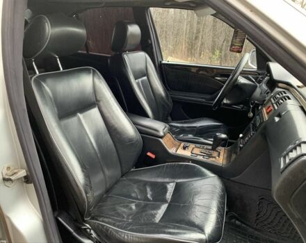 Сірий Мерседес 240, об'ємом двигуна 2.4 л та пробігом 400 тис. км за 2400 $, фото 10 на Automoto.ua