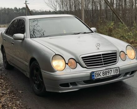 Сірий Мерседес 240, об'ємом двигуна 2.4 л та пробігом 400 тис. км за 2400 $, фото 1 на Automoto.ua