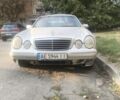 Сірий Мерседес 240, об'ємом двигуна 2.6 л та пробігом 375 тис. км за 1906 $, фото 1 на Automoto.ua