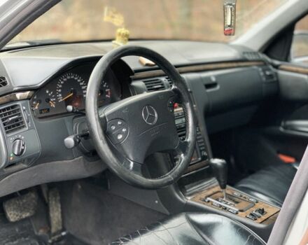 Сірий Мерседес 240, об'ємом двигуна 2.4 л та пробігом 400 тис. км за 2400 $, фото 7 на Automoto.ua