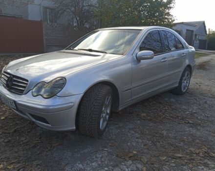 Серый Мерседес 240, объемом двигателя 2.6 л и пробегом 405 тыс. км за 3750 $, фото 1 на Automoto.ua