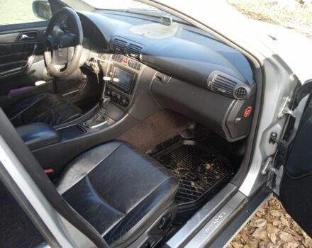 Серый Мерседес 240, объемом двигателя 2.6 л и пробегом 405 тыс. км за 3750 $, фото 6 на Automoto.ua