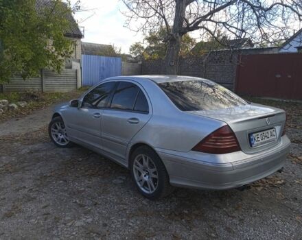 Серый Мерседес 240, объемом двигателя 2.6 л и пробегом 405 тыс. км за 3750 $, фото 5 на Automoto.ua