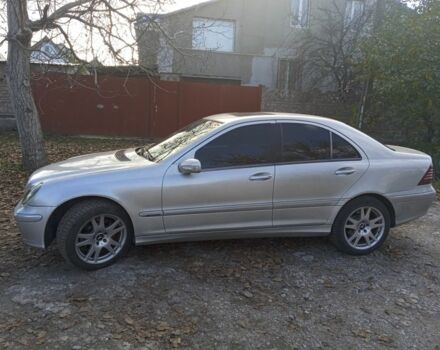 Серый Мерседес 240, объемом двигателя 2.6 л и пробегом 405 тыс. км за 3750 $, фото 2 на Automoto.ua