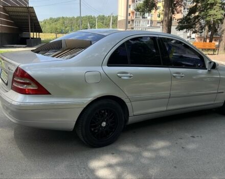 Серый Мерседес 240, объемом двигателя 2.4 л и пробегом 204 тыс. км за 5400 $, фото 2 на Automoto.ua