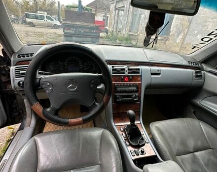 Синий Мерседес 240, объемом двигателя 2.4 л и пробегом 1000 тыс. км за 2300 $, фото 6 на Automoto.ua