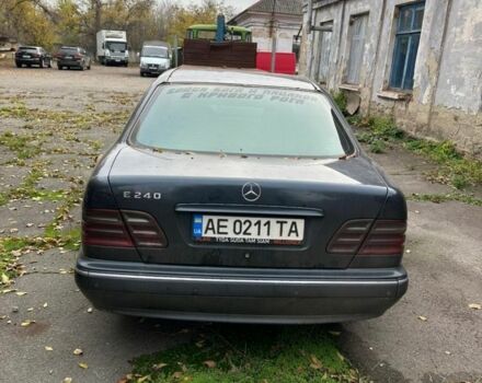 Синий Мерседес 240, объемом двигателя 2.4 л и пробегом 1000 тыс. км за 2300 $, фото 3 на Automoto.ua