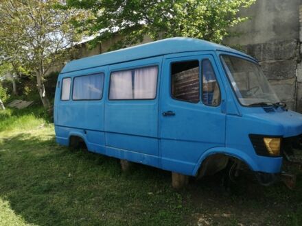 Мерседес 240 1990 в Николаеве на Automoto.ua Синий Мерседес 240, объемом двигателя 2 л и пробегом 300 тыс. км за 100 $, фото 1 на Automoto.ua