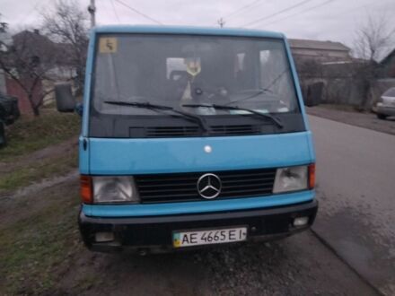 Синий Мерседес 240, объемом двигателя 2.4 л и пробегом 360 тыс. км за 3000 $, фото 1 на Automoto.ua