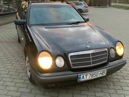 Синій Мерседес 240, об'ємом двигуна 2.4 л та пробігом 400 тис. км за 2350 $, фото 1 на Automoto.ua