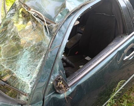 Зелений Мерседес 240, об'ємом двигуна 2.4 л та пробігом 380 тис. км за 1000 $, фото 3 на Automoto.ua