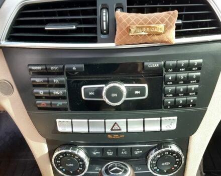 Белый Мерседес 250, объемом двигателя 1.8 л и пробегом 140 тыс. км за 14000 $, фото 23 на Automoto.ua