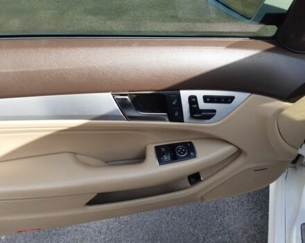 Белый Мерседес 250, объемом двигателя 1.8 л и пробегом 140 тыс. км за 14000 $, фото 15 на Automoto.ua