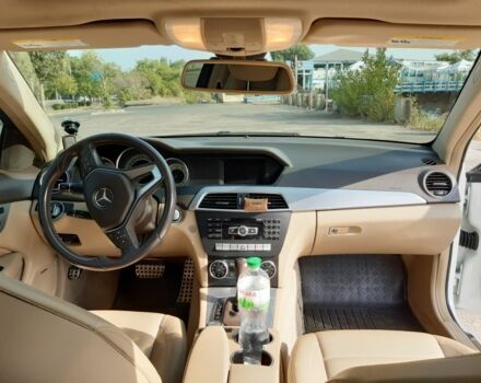 Белый Мерседес 250, объемом двигателя 1.8 л и пробегом 140 тыс. км за 14000 $, фото 14 на Automoto.ua