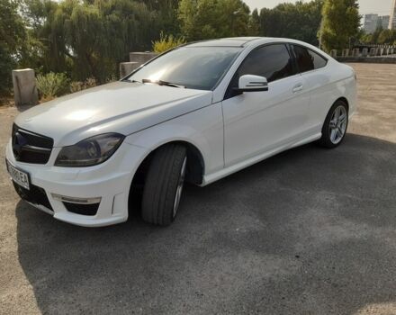 Белый Мерседес 250, объемом двигателя 1.8 л и пробегом 140 тыс. км за 14000 $, фото 2 на Automoto.ua