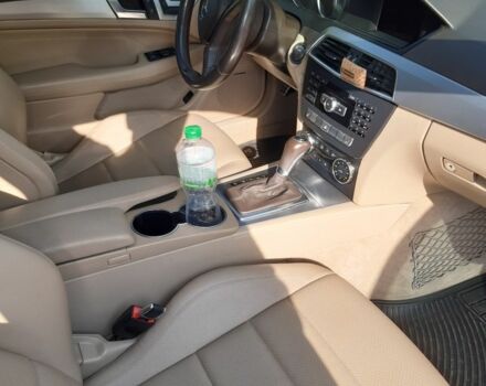 Белый Мерседес 250, объемом двигателя 1.8 л и пробегом 140 тыс. км за 14000 $, фото 16 на Automoto.ua