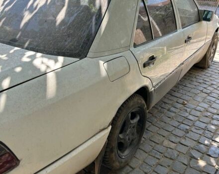 Белый Мерседес 250, объемом двигателя 2.5 л и пробегом 550 тыс. км за 900 $, фото 2 на Automoto.ua