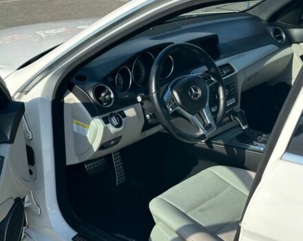 Белый Мерседес 250, объемом двигателя 1.8 л и пробегом 240 тыс. км за 11900 $, фото 4 на Automoto.ua