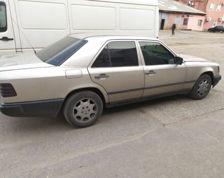 Бежевый Мерседес 250, объемом двигателя 2.5 л и пробегом 600 тыс. км за 2000 $, фото 1 на Automoto.ua