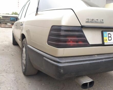 Бежевый Мерседес 250, объемом двигателя 2.5 л и пробегом 600 тыс. км за 2000 $, фото 2 на Automoto.ua