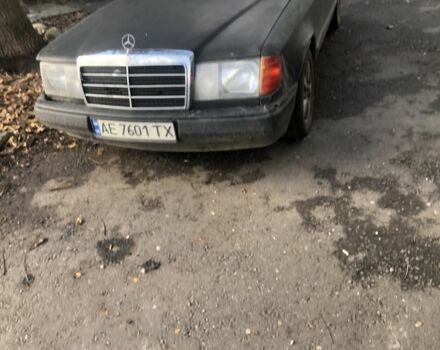Черный Мерседес 250, объемом двигателя 2.5 л и пробегом 450 тыс. км за 1500 $, фото 2 на Automoto.ua