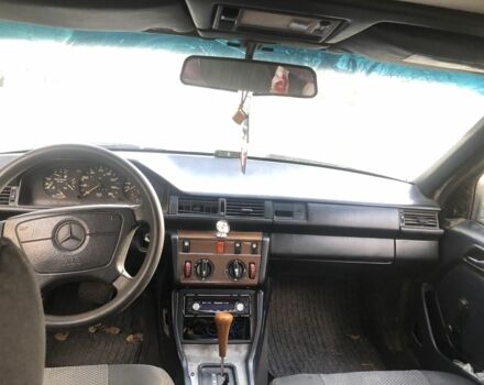 Черный Мерседес 250, объемом двигателя 2.5 л и пробегом 450 тыс. км за 1500 $, фото 3 на Automoto.ua