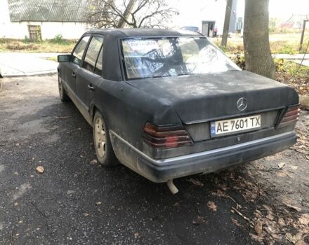 Черный Мерседес 250, объемом двигателя 2.5 л и пробегом 450 тыс. км за 1500 $, фото 1 на Automoto.ua