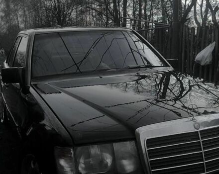 Черный Мерседес 250, объемом двигателя 2.5 л и пробегом 300 тыс. км за 2400 $, фото 2 на Automoto.ua