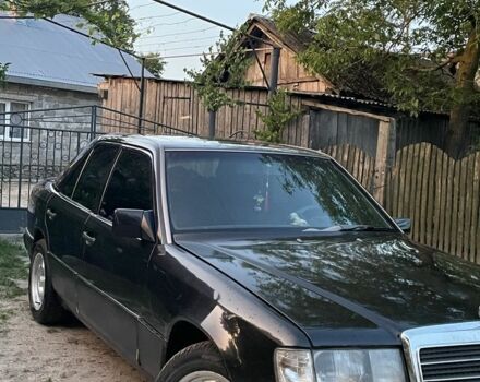 Черный Мерседес 250, объемом двигателя 2.5 л и пробегом 300 тыс. км за 2400 $, фото 9 на Automoto.ua