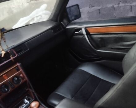 Черный Мерседес 250, объемом двигателя 2.5 л и пробегом 300 тыс. км за 2400 $, фото 3 на Automoto.ua