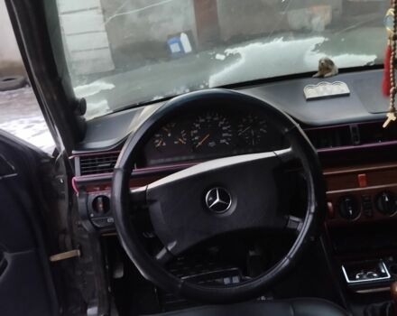Черный Мерседес 250, объемом двигателя 2.5 л и пробегом 300 тыс. км за 2400 $, фото 4 на Automoto.ua