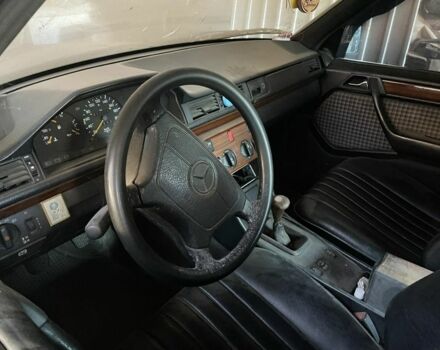 Чорний Мерседес 250, об'ємом двигуна 2.5 л та пробігом 450 тис. км за 850 $, фото 9 на Automoto.ua
