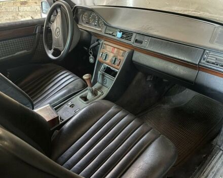 Чорний Мерседес 250, об'ємом двигуна 2.5 л та пробігом 450 тис. км за 850 $, фото 5 на Automoto.ua