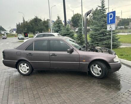 Коричневый Мерседес 250, объемом двигателя 2.5 л и пробегом 330 тыс. км за 2800 $, фото 1 на Automoto.ua