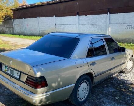 Серый Мерседес 250, объемом двигателя 2.5 л и пробегом 400 тыс. км за 1207 $, фото 1 на Automoto.ua