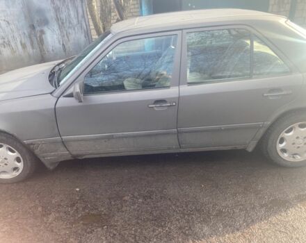 Серый Мерседес 250, объемом двигателя 2.5 л и пробегом 1000 тыс. км за 2200 $, фото 2 на Automoto.ua