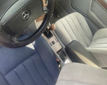 Серый Мерседес 250, объемом двигателя 2.5 л и пробегом 1000 тыс. км за 2200 $, фото 5 на Automoto.ua