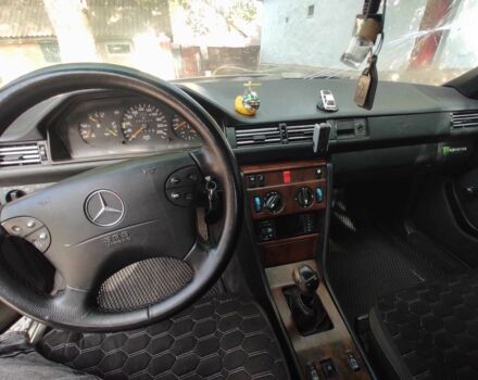 Серый Мерседес 250, объемом двигателя 2.5 л и пробегом 407 тыс. км за 2500 $, фото 10 на Automoto.ua